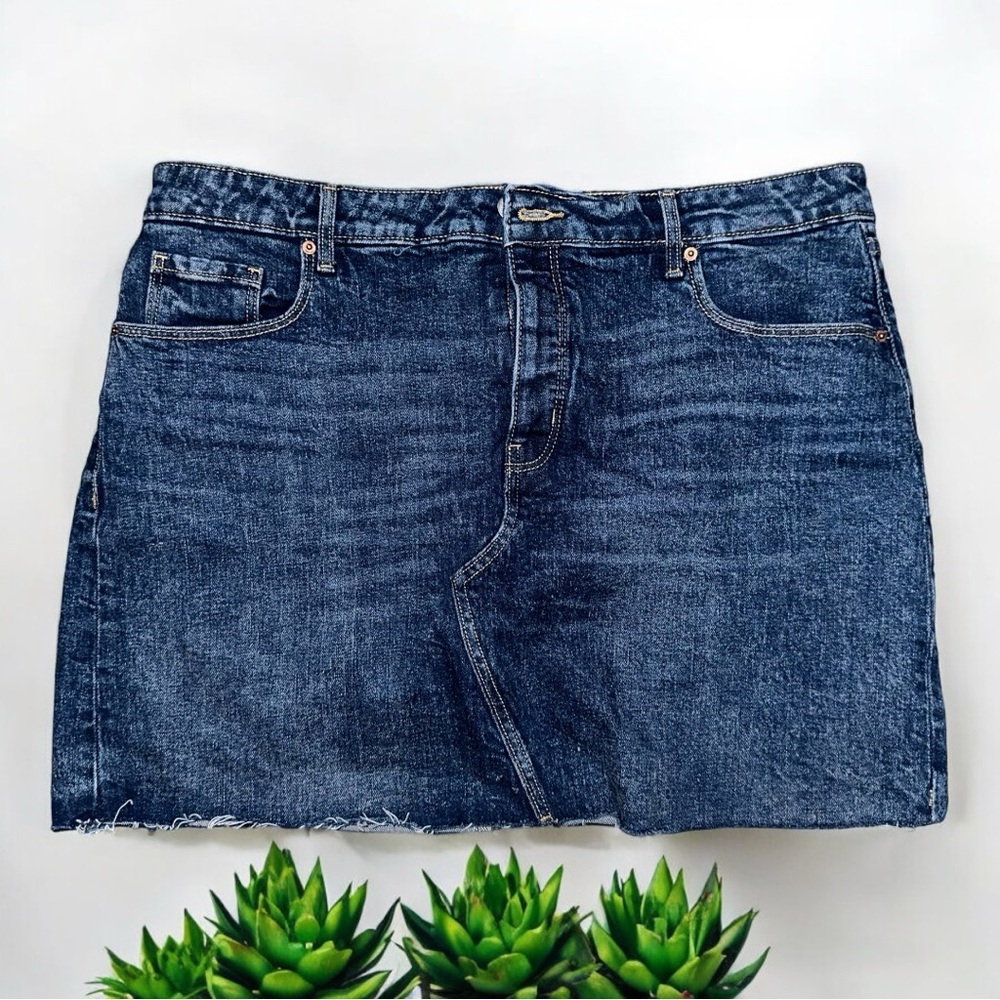 Dark wash denim mini skirt with frayed hem, versatile and trendy. size XL/16